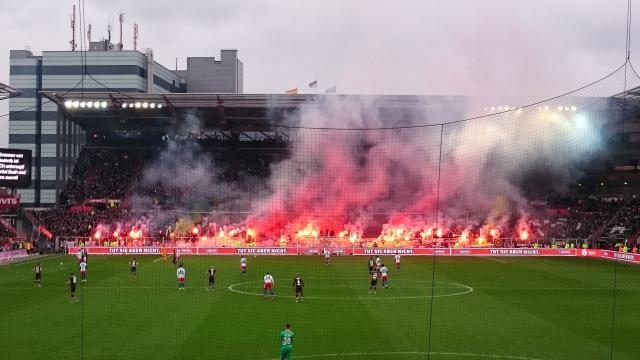 St. Pauli mit Pyro im Derby!