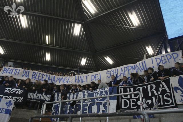 Darmstadt-Fans protestieren gegen Peter Beuth