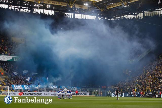 Blauer Rauch beim Derby in Dortmund
