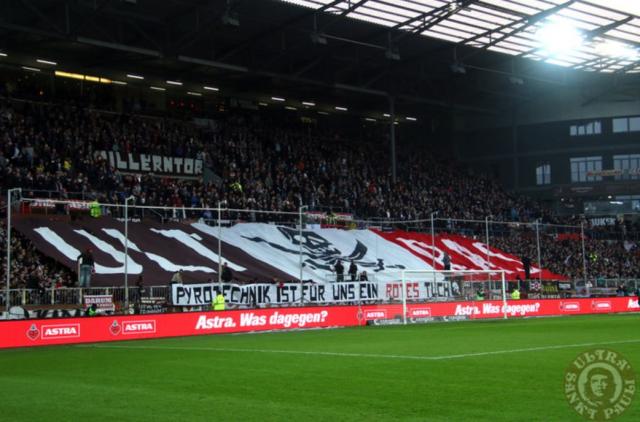 Ultras-Blockfahne beim Spiel gegen Duisburg