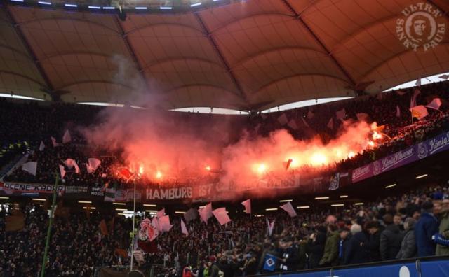 St. Pauli feiert Derbysieg mit Pyro-Show