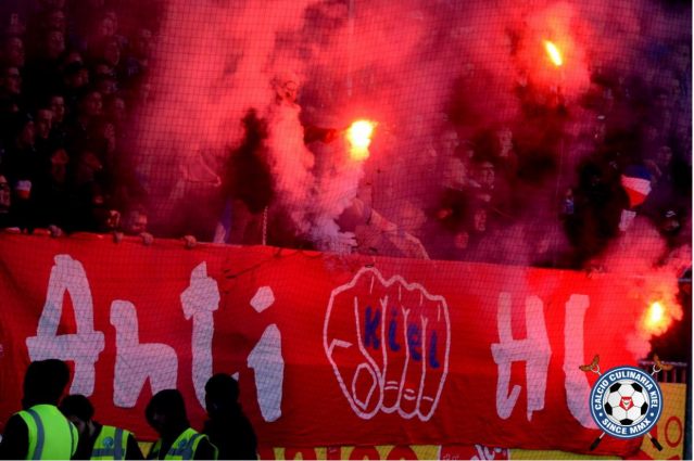 Holstein Kiel mit Pyroshow beim Derby gegen Lübeck