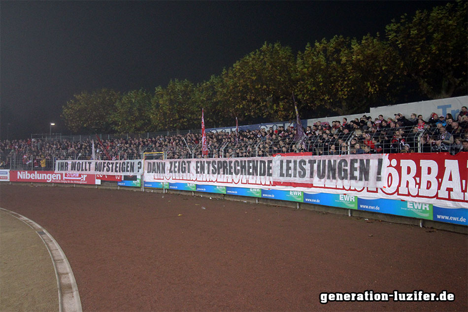 FCK-Fans fordern: "Zeigt entsprechende Leistungen!" - 1. FC Kaiserslautern | Spruchband