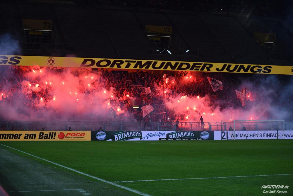 Rot-Weiss Essen zündet in Dortmund - Rot-Weiss Essen e.V. | Pyroshow