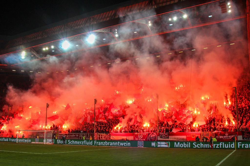 Kaiserslautern zündet gegen Karlsruhe - 1. FC Kaiserslautern | Pyroshow