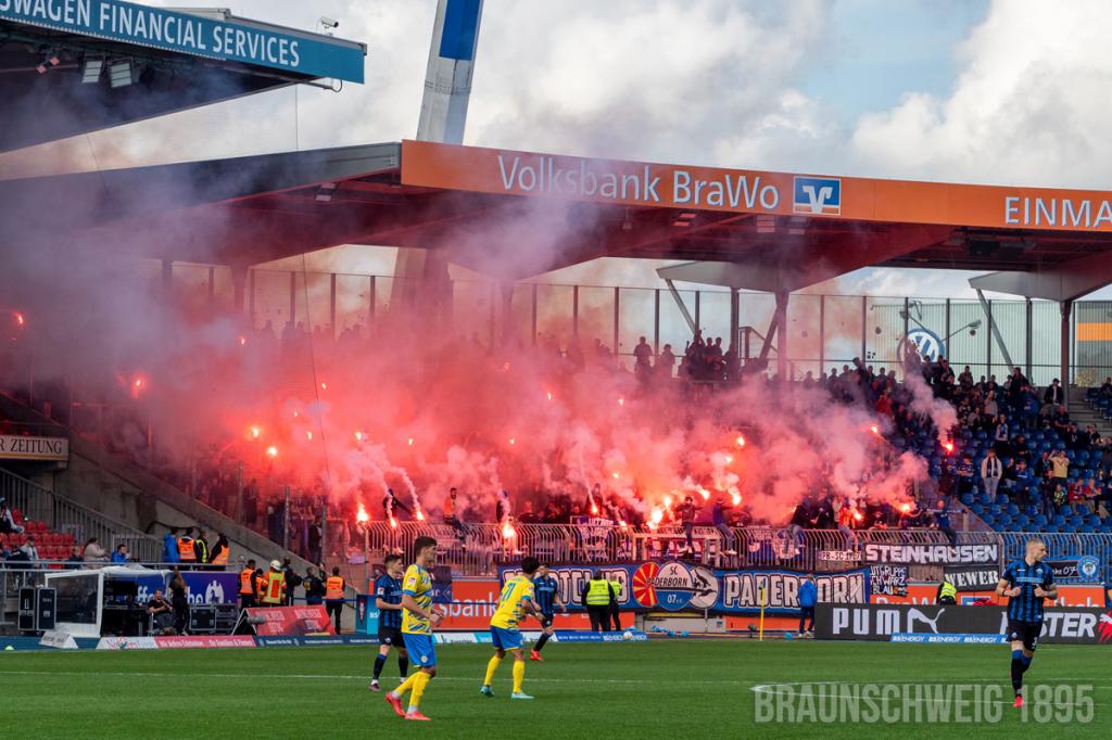 Paderborn zündet in Braunschweig - SC Paderborn 07 | Pyroshow