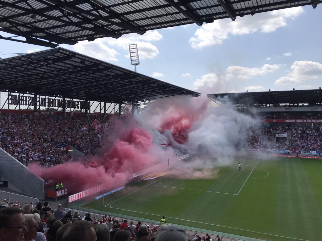 Rot-Weiss Essen zündet gegen Elversberg - Rot-Weiss Essen e.V. | Pyroshow