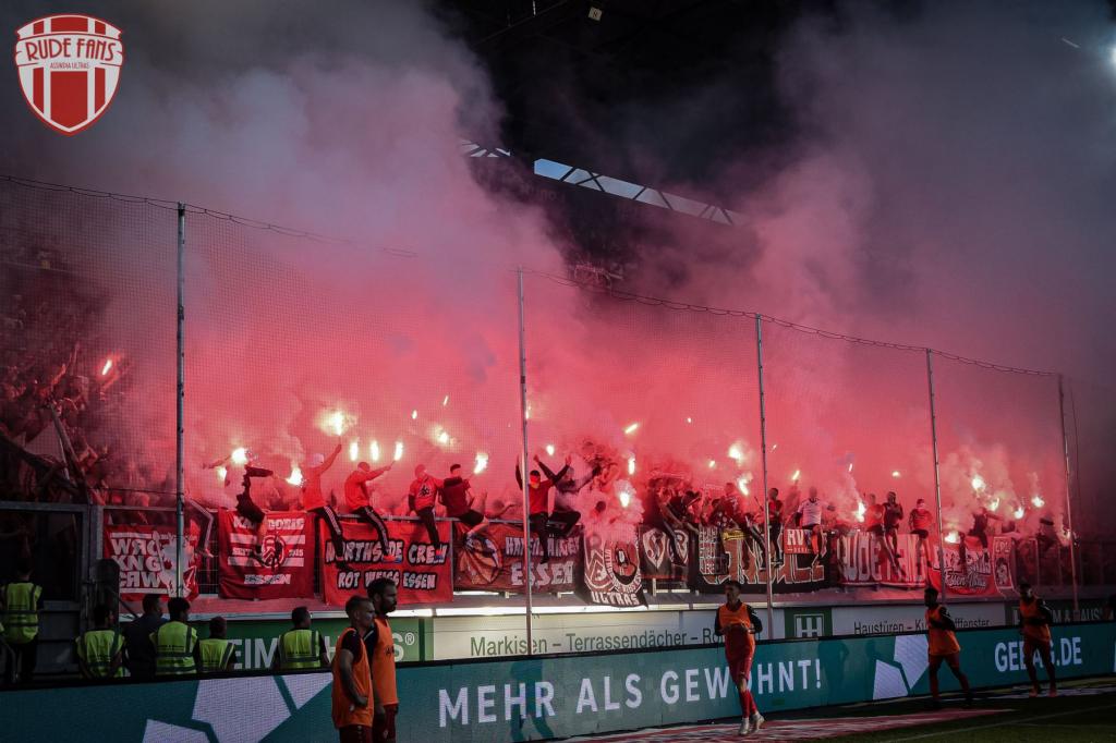 Rot-Weiss Essen zündet in Duisburg - Rot-Weiss Essen e.V. | Pyroshow